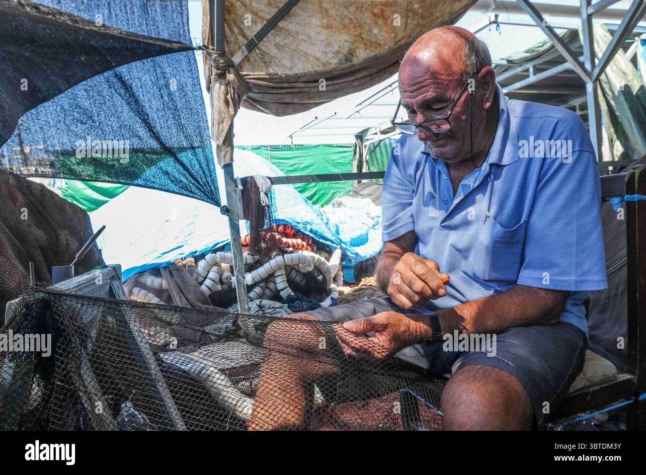 9 settembre 2020: 9 settembre 2020 (Caleta de Velez, Velez Malaga, Malaga) gruppo di pescatori riparano le reti nel porto di Caleta de Velez con l'arte di mending. Questo danno alle reti del fishermenâ è causato dal delfino in attesa che le barche riempiano le loro reti di pesce, ed è in quel momento che si avvicina a mangiare la merce già catturata. (Immagine di credito: © Lorenzo Carnero/ZUMA Wire) Foto Stock