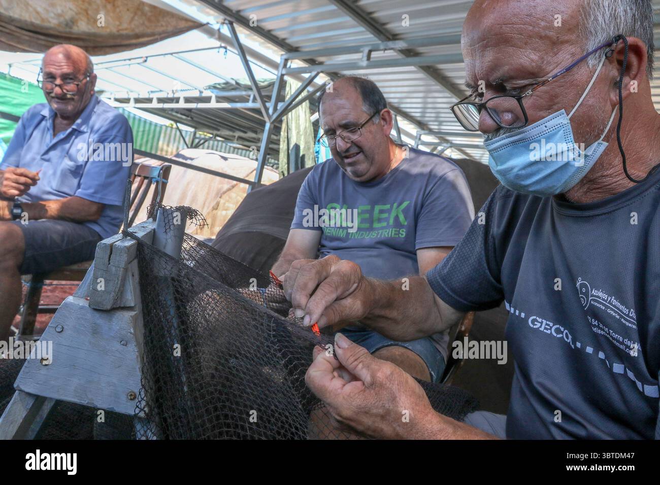 9 settembre 2020: 9 settembre 2020 (Caleta de Velez, Velez Malaga, Malaga) gruppo di pescatori riparano le reti nel porto di Caleta de Velez con l'arte di mending. Questo danno alle reti del fishermenâ è causato dal delfino in attesa che le barche riempiano le loro reti di pesce, ed è in quel momento che si avvicina a mangiare la merce già catturata. (Immagine di credito: © Lorenzo Carnero/ZUMA Wire) Foto Stock