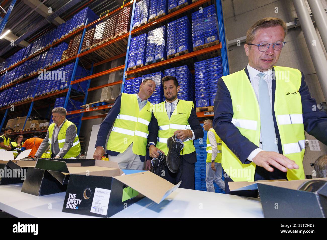 Ministro vallone Presidente Adrien Dolimont (C) e Vicepresidente e Ministro vallone incaricato della pianificazione regionale, dei lavori pubblici, della mobilità, della sicurezza stradale e degli enti locali Francois Desquesnes, foto durante l'inaugurazione del nuovo centro di distribuzione del gruppo Colruyt a Ollignies, martedì 15 luglio 2025. BELGA FOTO NICOLAS MAETERLINCK Foto Stock