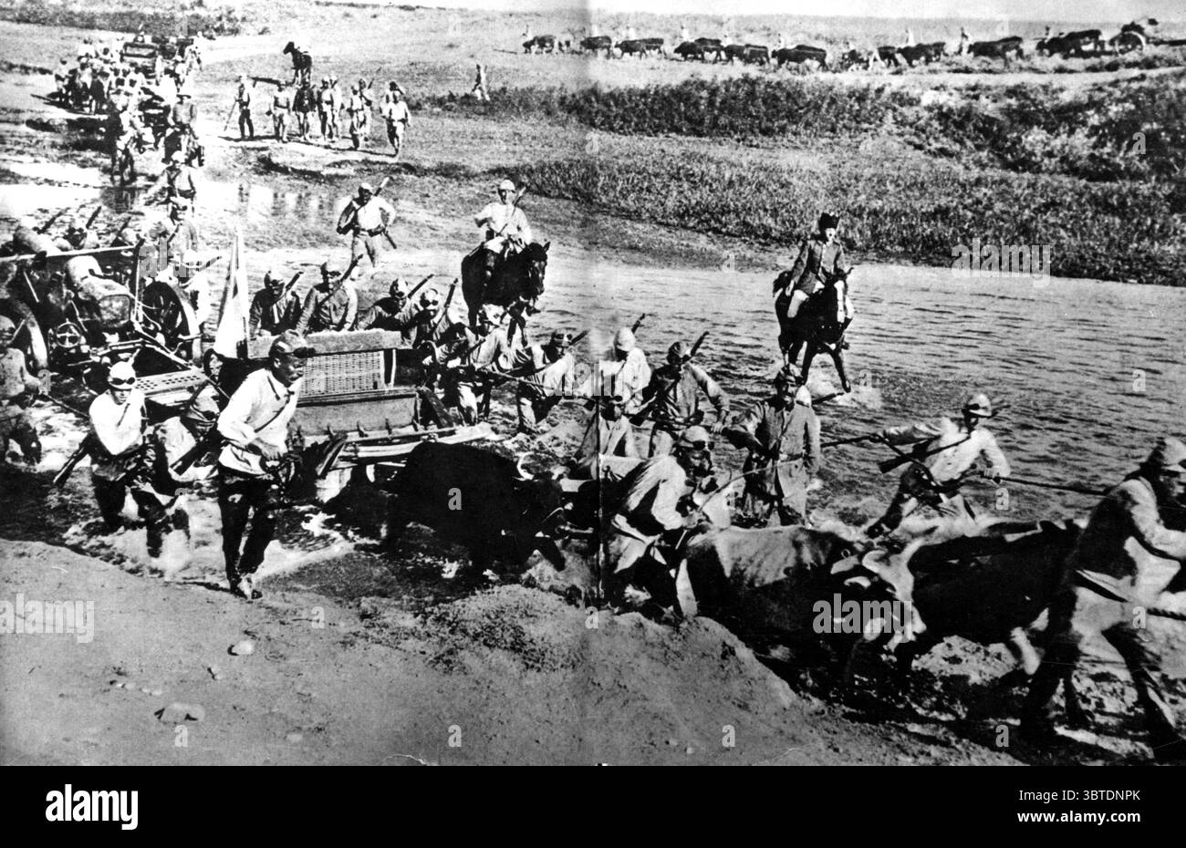 La pesante batteria tedesca di Howitzer con squadre tedesche e turche attraversò un fiume . prima di ogni artiglieria sono 18 buoi tesi. 1914 - 1918 Foto Stock
