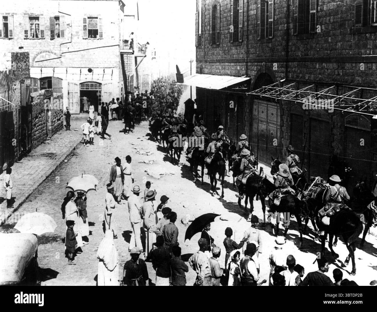 Cavalleria di passaggio per le strade di Haifa, che fu catturata dai Lancieri Jodhpore e Mysore, 15th (Imperial Service) Cavalry Brigade 23 settembre 1918 Foto Stock
