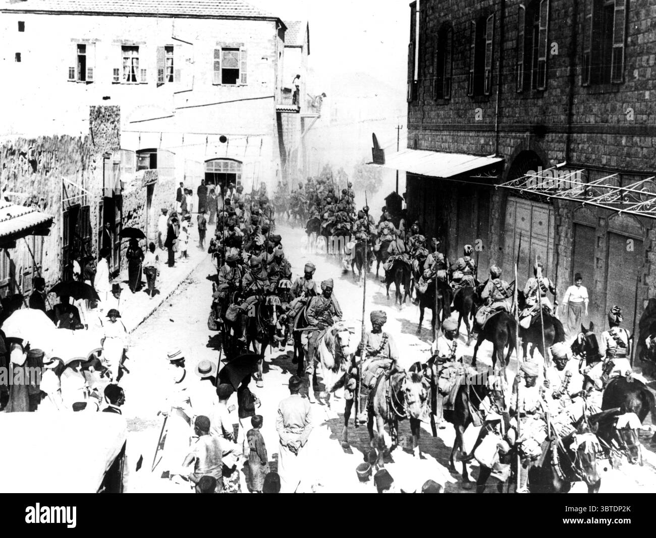 Cavalleria che passava per le strade di Haifa, catturata dai Lancieri Jodhpore e Mysore, 15th (Imperial Service) Cavalry Brigade, 23 settembre 1918 Foto Stock