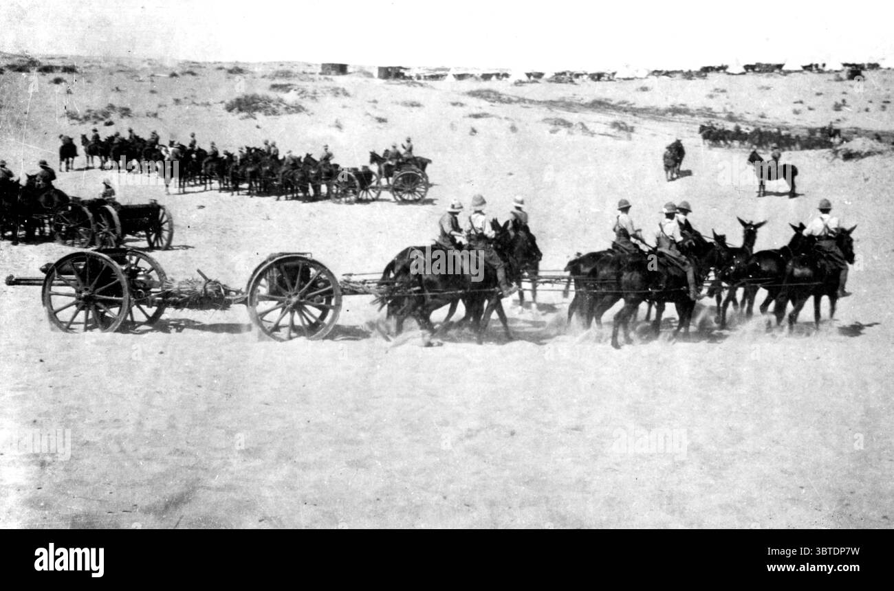 Batteria d'artiglieria che prende posizione sull'avanzamento . Palestina . 1914 - 1918 Foto Stock