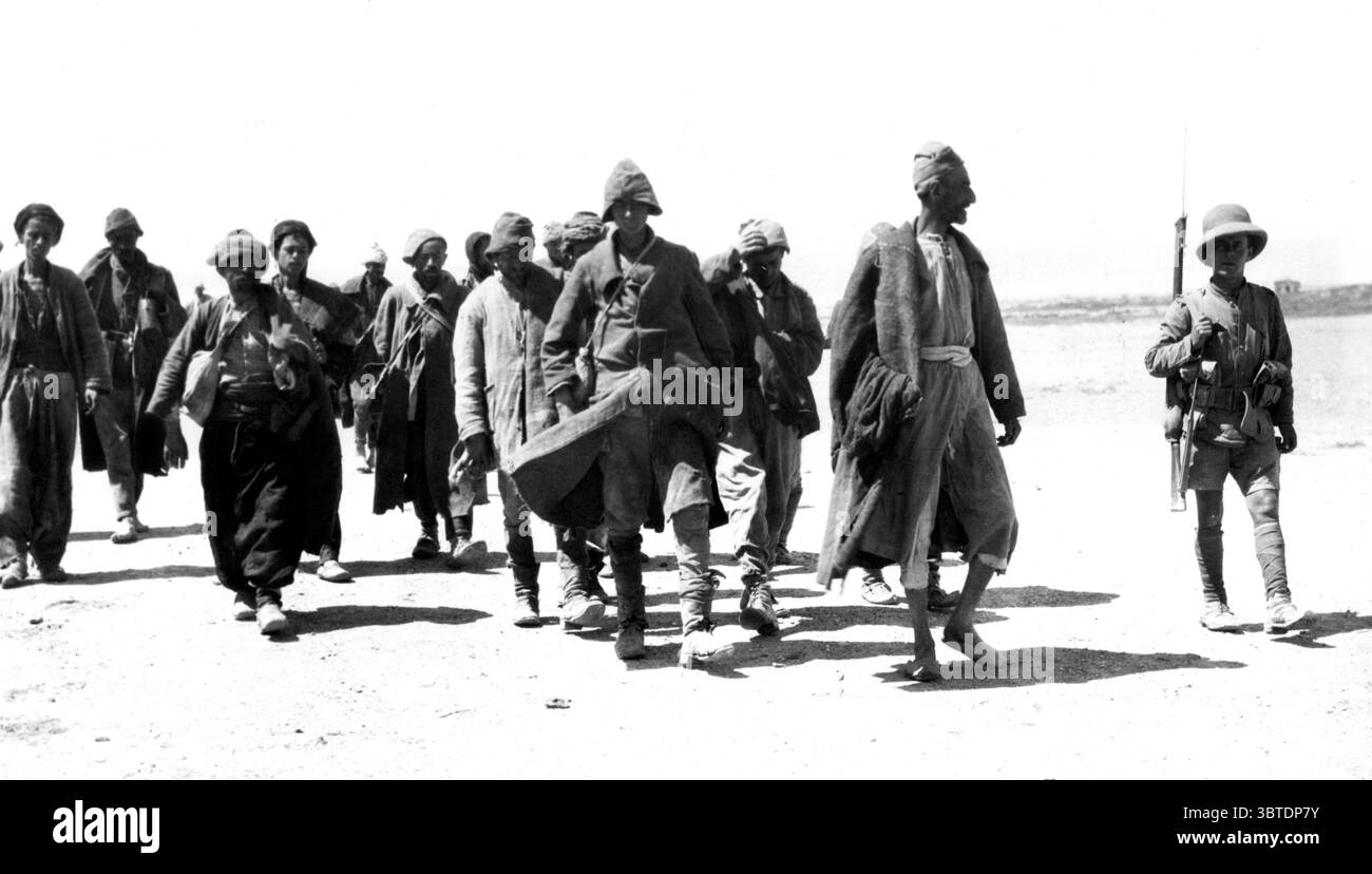 Un uomo della 38a Brigata di fanteria del Lancashire , 13a Divisione , che scortava i prigionieri turchi in una stazione di raccolta , Kirkuk . Maggio 1918 Foto Stock Un uomo della 38a Brigata di fanteria del Lancashire , 13a Divisione , che scortava i prigionieri turchi in una stazione di raccolta , Kirkuk . Maggio 1918 Foto Stock