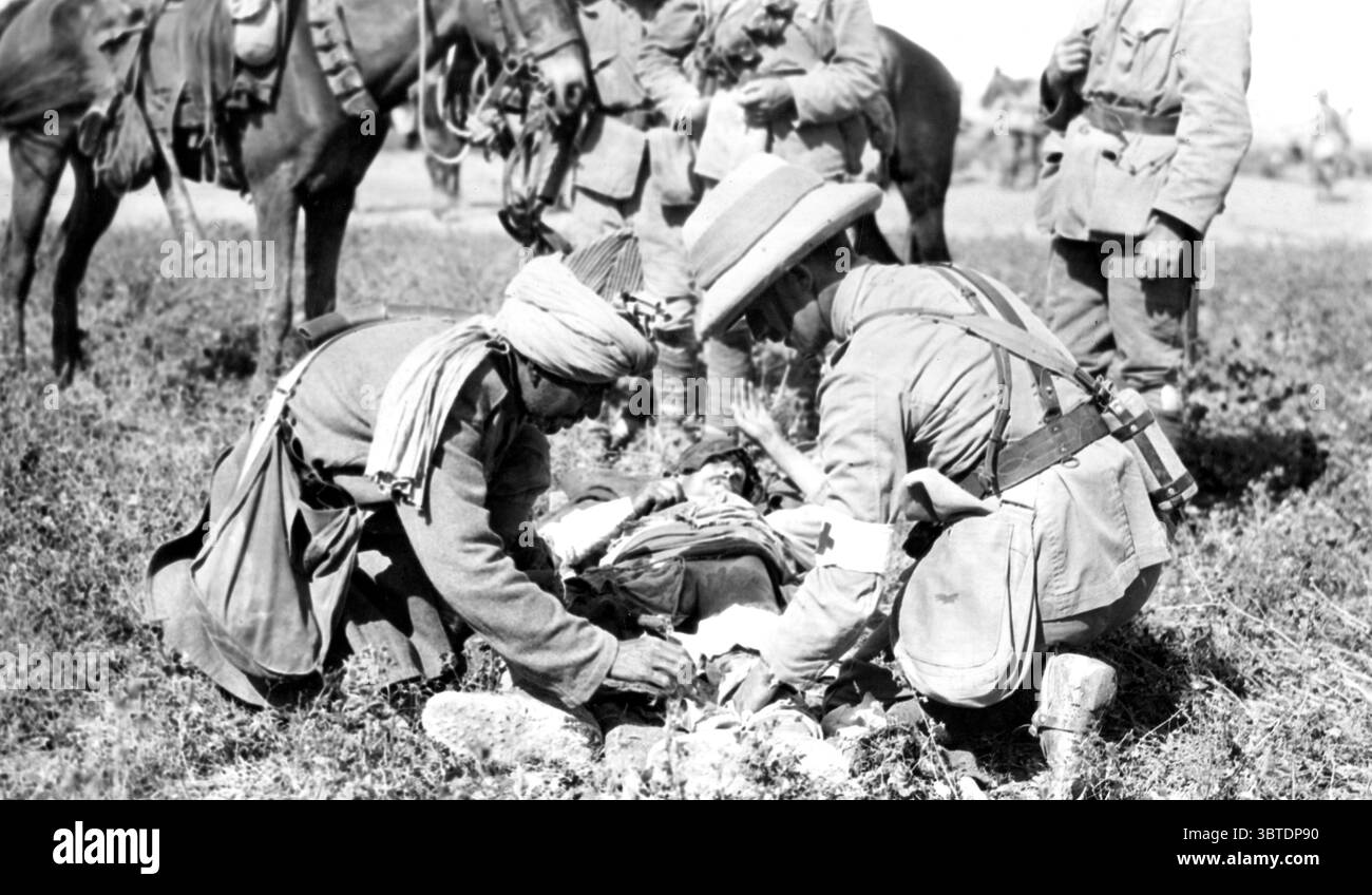 Azione di Tuz Khurmatli. Un ufficiale medico curante di un turco gravemente ferito , uomini del 13° Ussari , 7° Brigata di cavalleria in piedi dietro la fotografia . 29 aprile 1918 Foto Stock