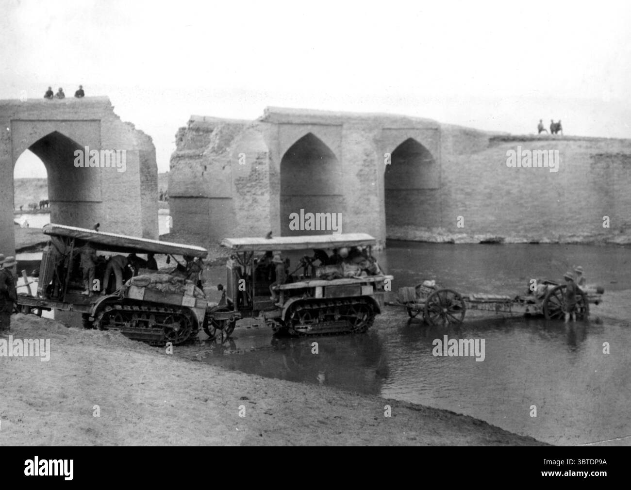 Trattori Caterpillar che trasportano un obice da 6 pollici 26 cwt attraverso il fiume Narin a Narin Kopri , dove l'arco centrale del ponte era stato distrutto dai turchi in ritirata. Dicembre 1917 Foto Stock