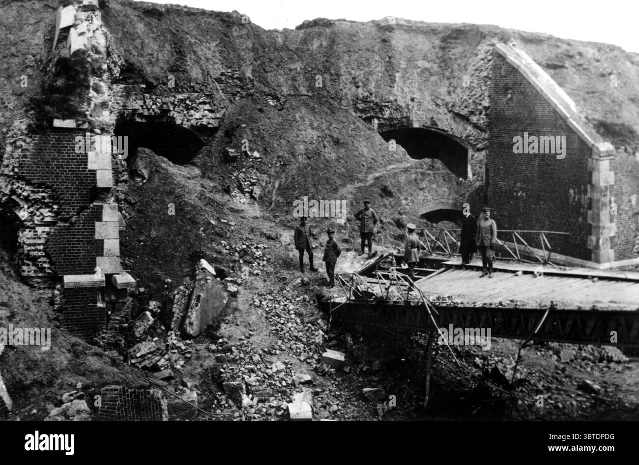 Una veduta aerea del " Fort des Sarts " dopo un colpo da un alto proiettile esplosivo che mostra l'inefficacia della vecchia fortificazione in mattoni che cadde nelle mani dei tedeschi nell'agosto 1914, Maubeuge Foto Stock