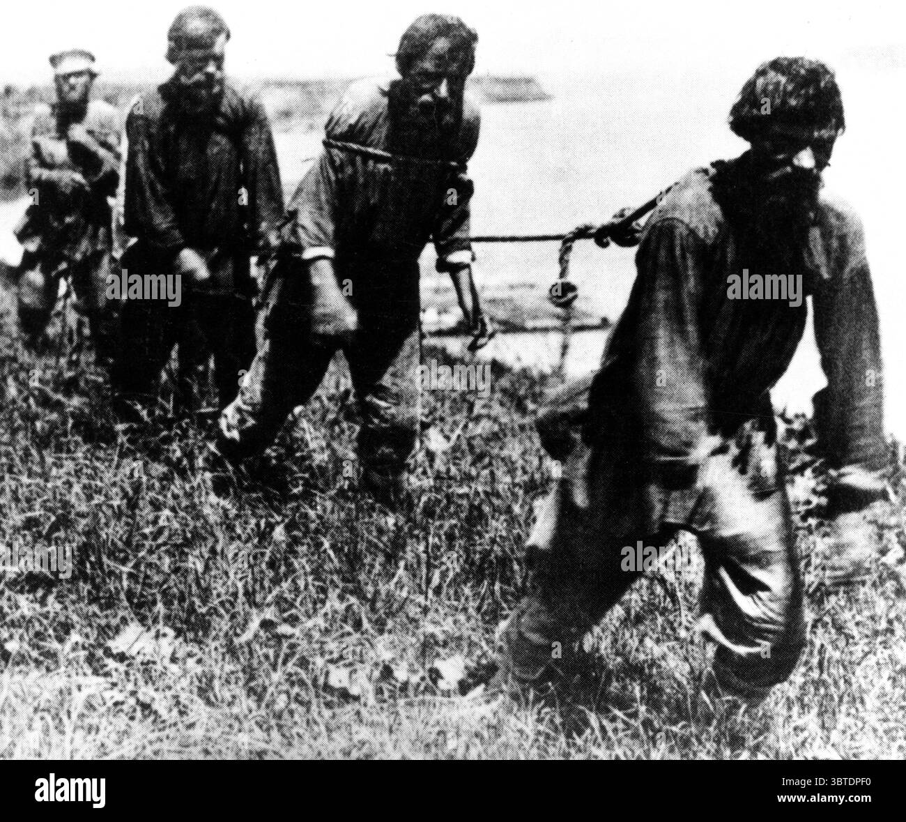 Chiatta trainata sulle rive del Volga . I barcaioli del volga - condizioni di vita e di lavoro spaventose hanno ispirato un dipinto estremamente influente di Ilya Repin. 1914 Foto Stock