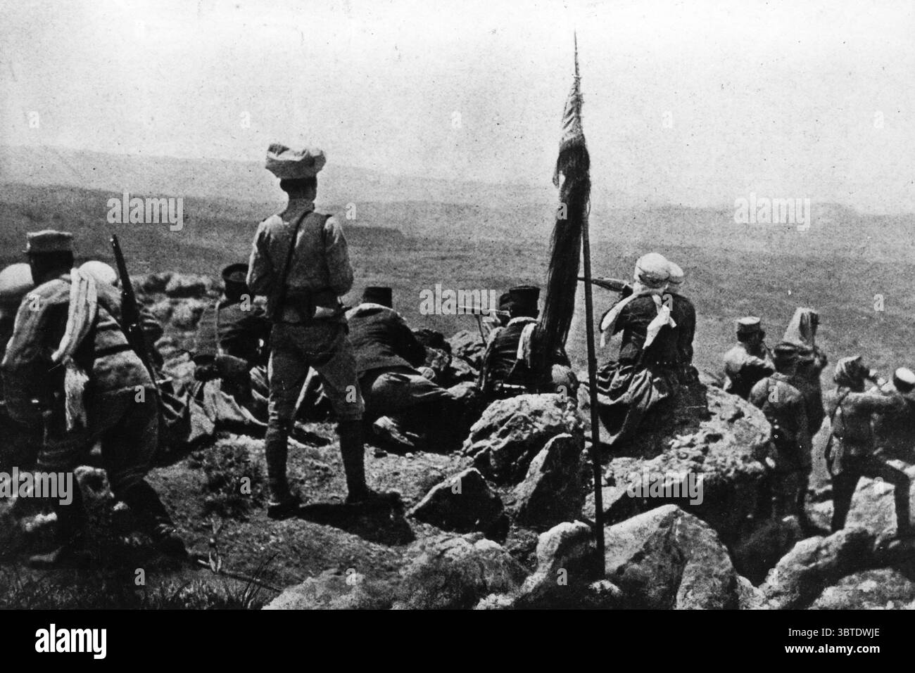 Le truppe francesi e native prendono posizione in una battaglia nei loro territori nordafricani durante la prima guerra mondiale Foto Stock