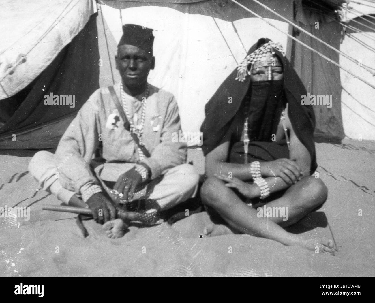 Suez Canal difende due uomini del 1/11th London Regiment , 162nd Infantry Brigade , 54th Division , vestiti da cammelli e donna nativa alla competizione di abbigliamento Fancy ad Ashton Post Christmas Morning 1916 Foto Stock
