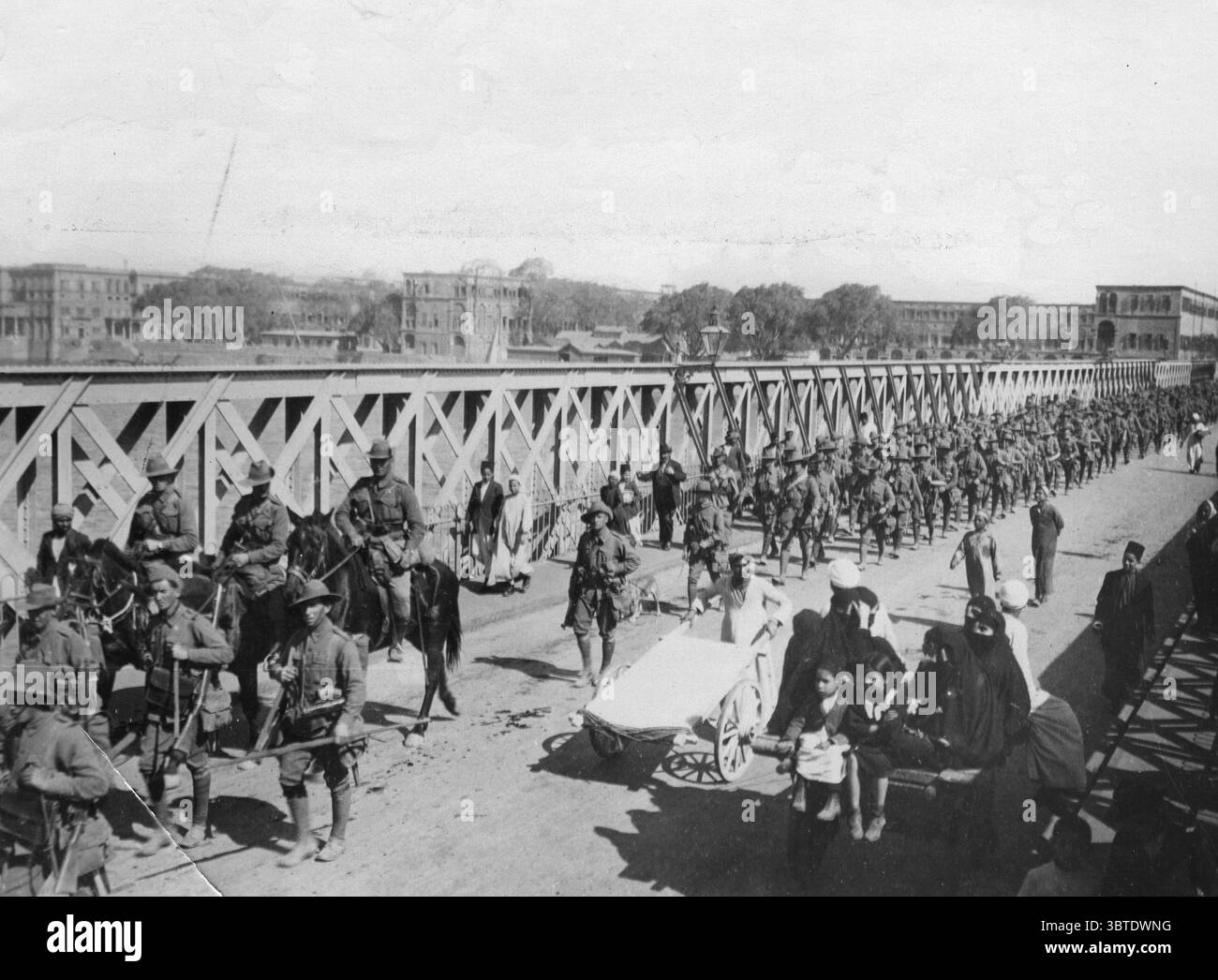 Dopo aver sconfitto i turchi ; la fanteria australiana attraversa il ponte sul Nilo al loro ritorno dalla battaglia sul fronte del canale , sulla strada per i loro accampamenti . Foto Stock