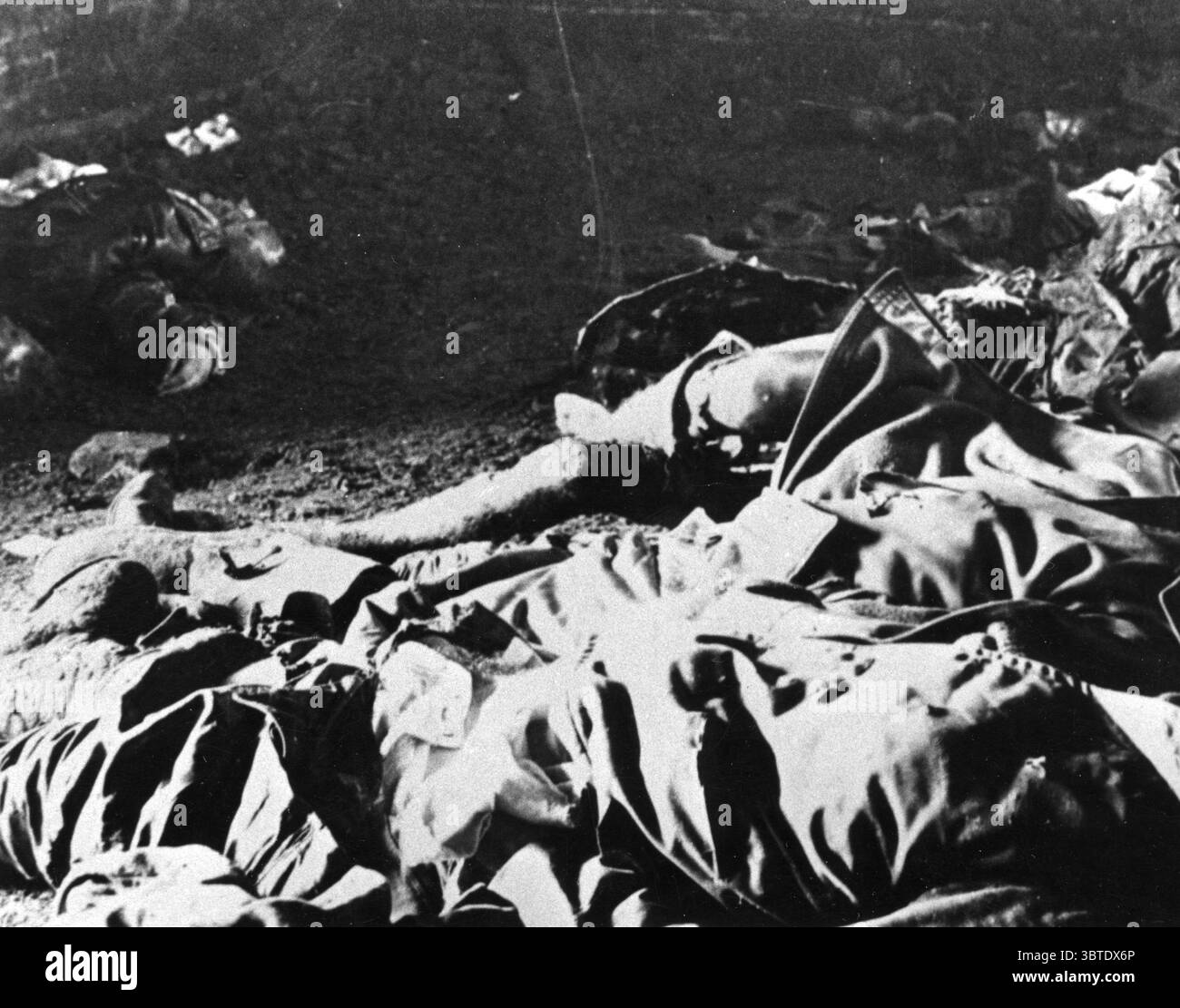 Cadaveri dell'equipaggio di zeppelin abbattuti in fiamme sull'Essex dal capitano William Leefe Robinson , Victoria Cross 2 settembre 1916 Foto Stock