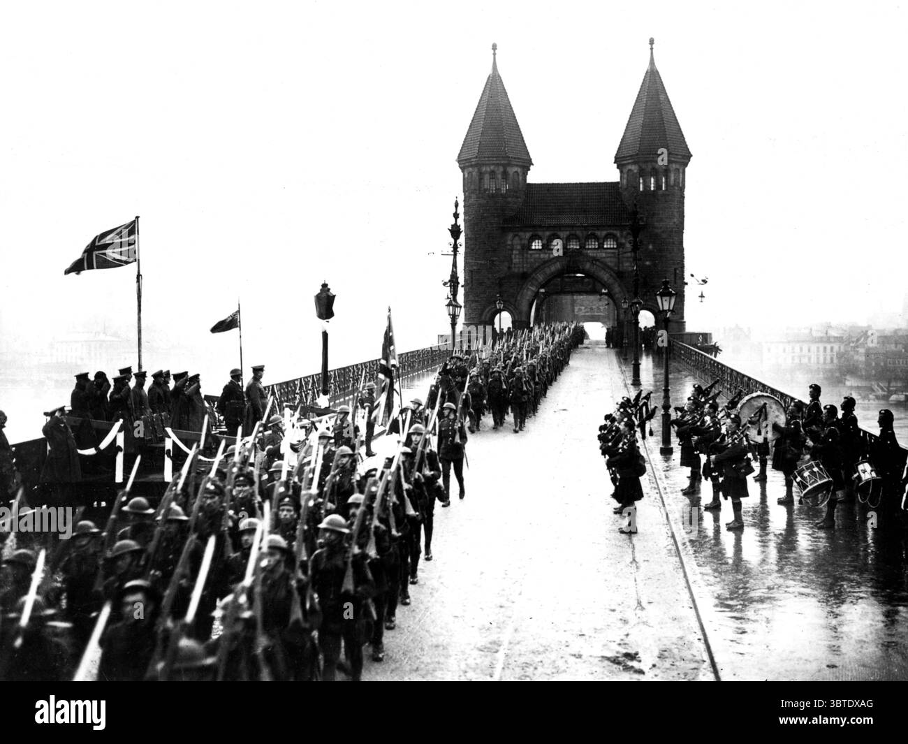 Il generale Sir Arthur Currie salutando il 19th Infantry Battalion , 2nd Canadian Division , stava attraversando il Reno a Bonn . 13 dicembre 1918 Foto Stock Il generale Sir Arthur Currie salutando il 19th Infantry Battalion , 2nd Canadian Division , stava attraversando il Reno a Bonn . 13 dicembre 1918 Foto Stock