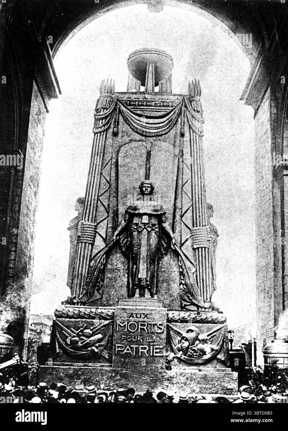 Cenotafio eretto sotto l'arco trionfale della stella in memoria dei morti della grande Guerra . 13 luglio 1919 Foto Stock