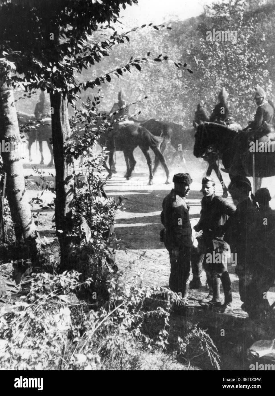 La corsa verso la costa. La cavalleria francese nella marcia passando davanti ai Cameroniani in bivacchi dove, con il resto della 19a Brigata, giacevano nascosti tutto il giorno, marciando di notte. 1914 Foto Stock