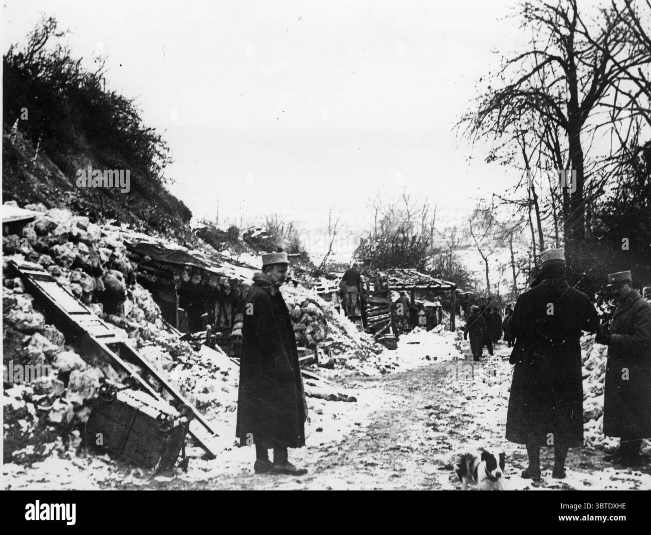 I francesi scavarono in una strada sommersa a nord di Carency e del torrente Souches . Terreno catturato dai francesi. 1915 Foto Stock