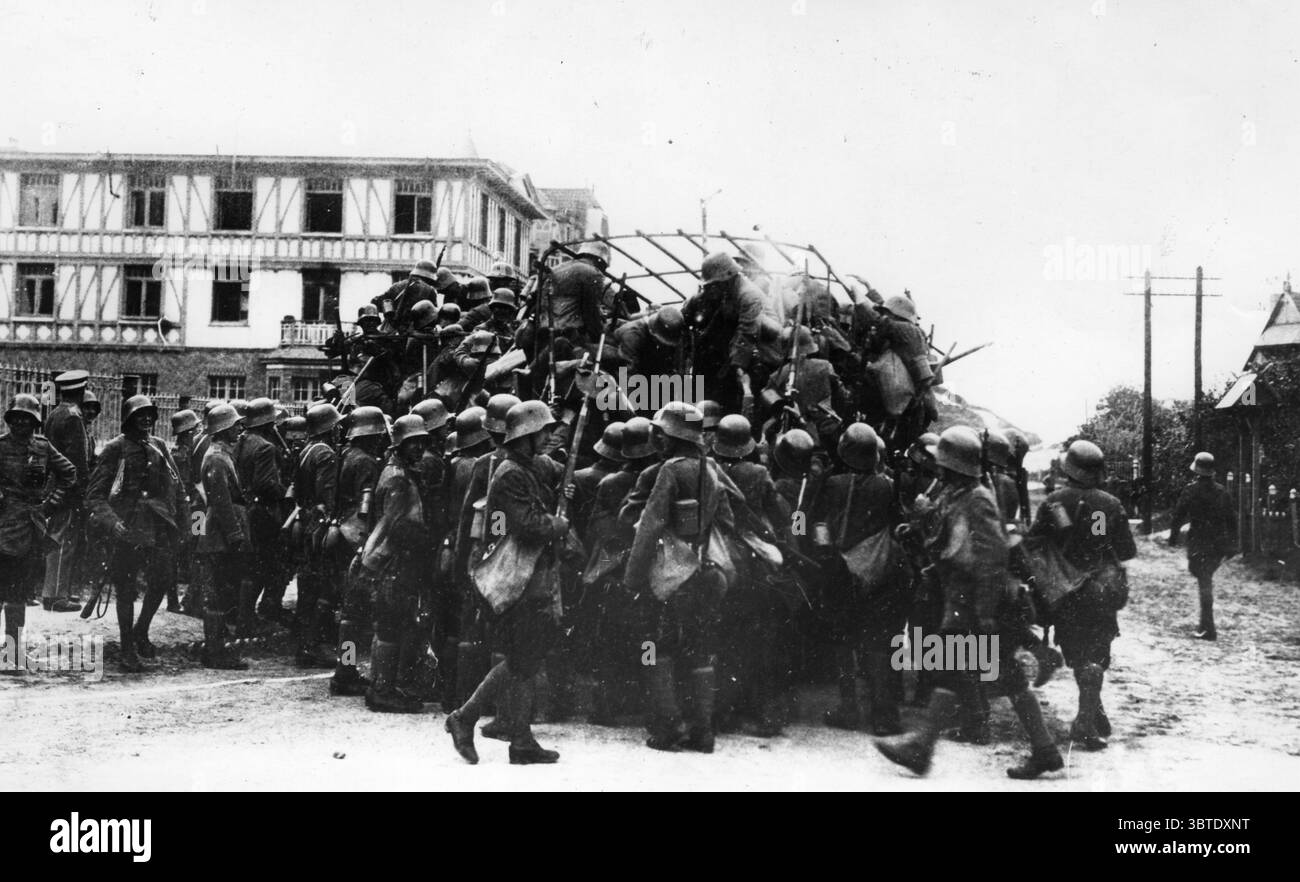 Assalto della testa di ponte alla bocca di Yser . Gli uomini del corpo dei Marines salgono a bordo di autocarri al ricevimento di un allarme . 1917 Foto Stock