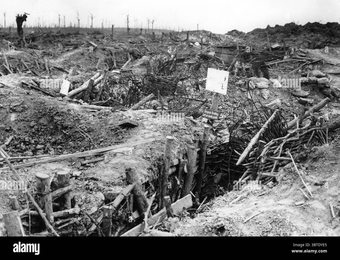 Battaglia di Messines 1917 Una trincea tedesca catturata . Rimane la nota tedesca: "Scambio telefonico, ingresso consentito solo agli uomini in servizio". Trincea ribattezzata dalla britannica ' trincea obliqua ' . Era la trincea tedesca in prima linea, un miglio a nord ovest di Wytschaete Foto Stock