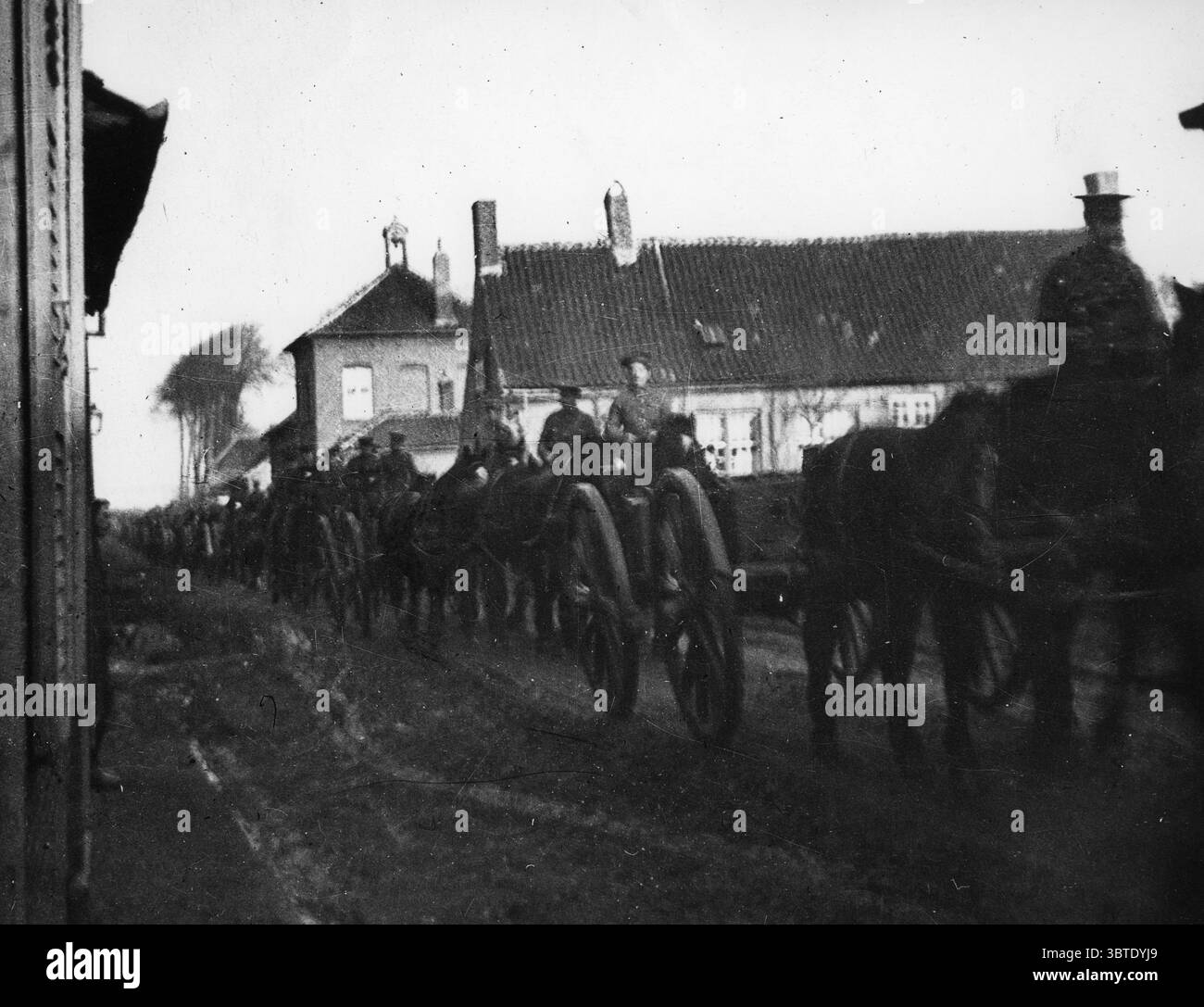 La prima Divisione di cavalleria britannica passa per Fletre , in Francia in inverno . 1914 - 1915 Foto Stock
