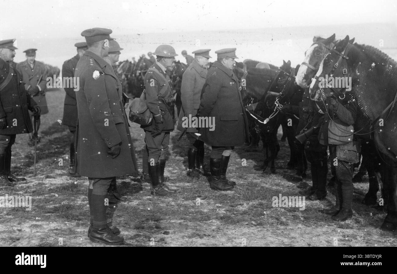 Il maggior generale Burstall ispezionava il trasporto di cavalli di un battaglione canadese, Pernes. 1916 Sir Henry Edward Burstall, KCB KCMG (26 agosto 1870 - 8 febbraio 1945 [1]) è stato un generale canadese. Foto Stock