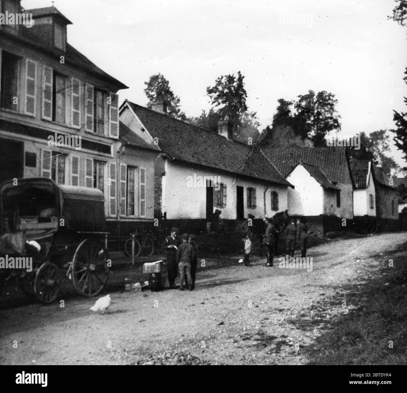 XI Ussari si fermò in una strada a Bonnieres , in una marcia a nord di Aisne , Francia . 1914 Foto Stock