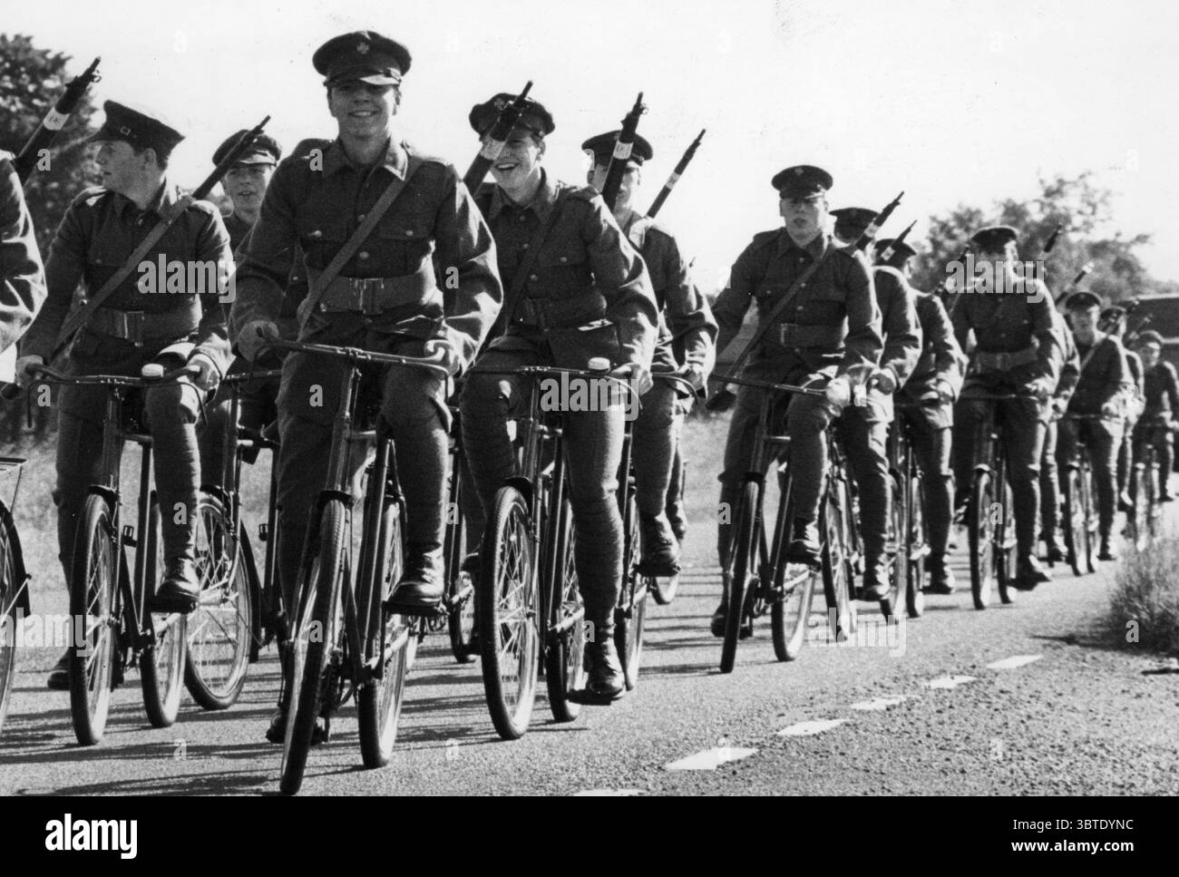 I ricordi della prima guerra mondiale sono evocati da questo gruppo di cavalieri con uniformi dell'esercito 1914 - 1918 e su autentiche biciclette "siediti e implorati" che partono da una caserma dell'esercito a Driffield, nel nord dell'Inghilterra. Partecipano ad una corsa sponsorizzata di 250 miglia in aiuto di beneficenza per cinque giorni . 1979 Foto Stock