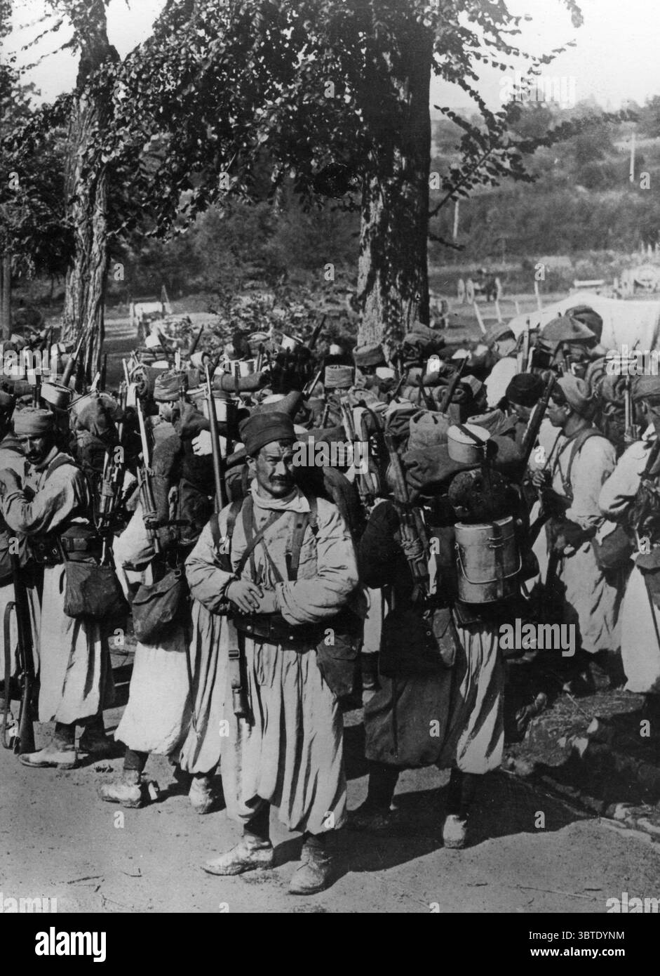 Una colonna di tirailleurs algerini nella marcia verso Reims , Francia , nella seconda metà di settembre . Questi tiratori acuti fanno parte delle forze armate sollevate dai francesi in Algeria Foto Stock