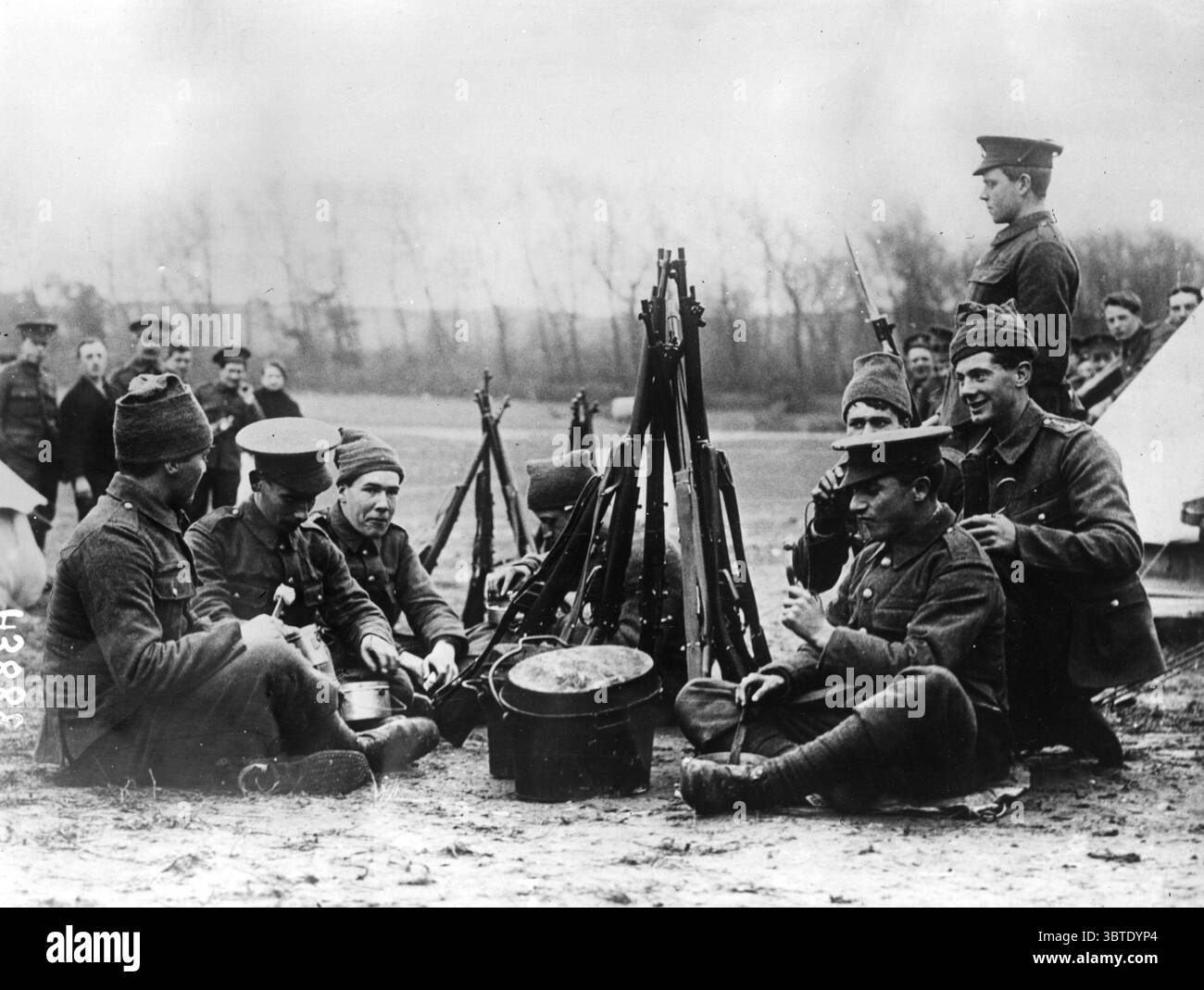 Le truppe britanniche si rilassano intorno al fornello da campo Foto Stock