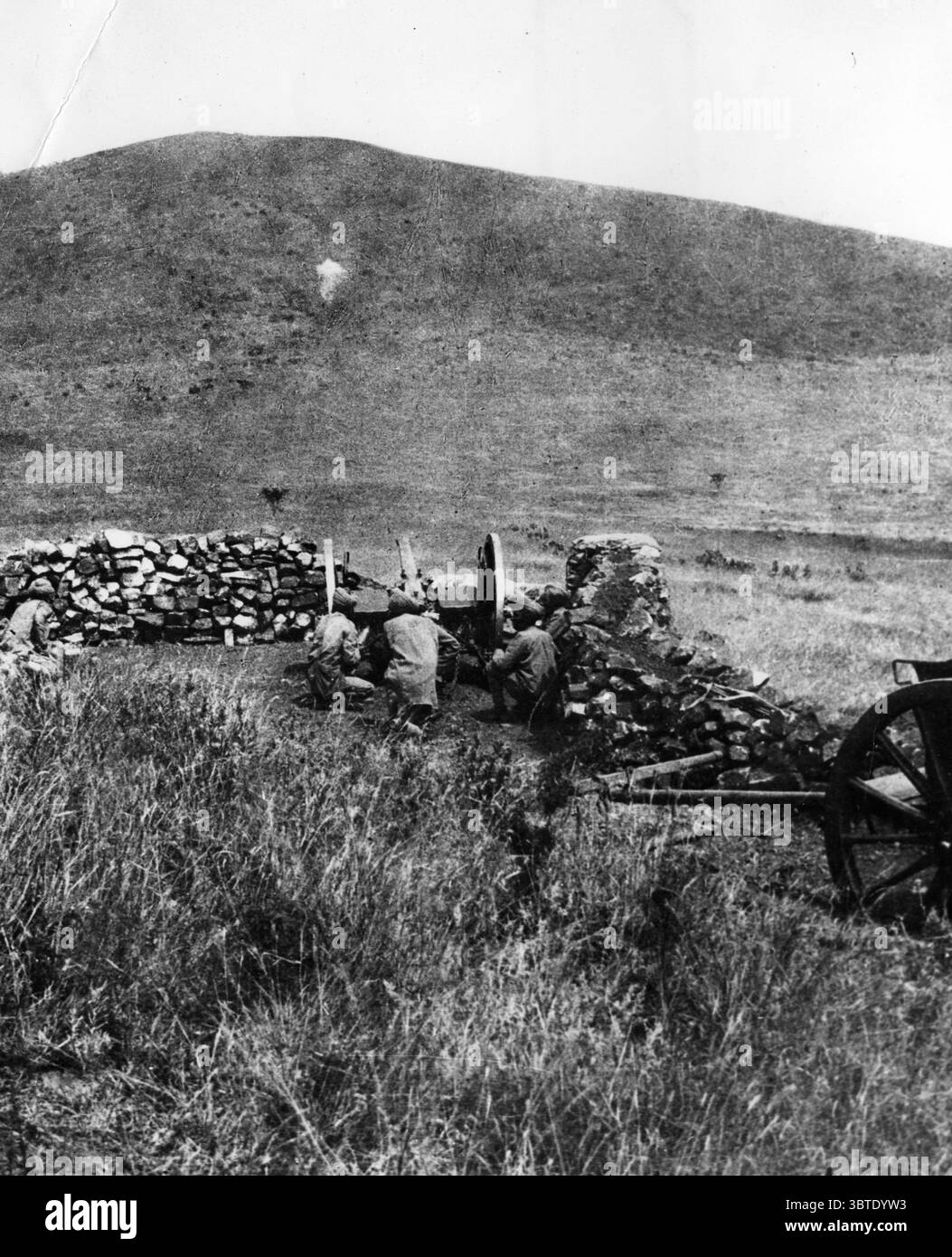 Cannone da 15 libbre indiane, che mostra un proiettile che scoppia sulla cresta sullo sfondo Bissel Camp luglio 1915 Foto Stock