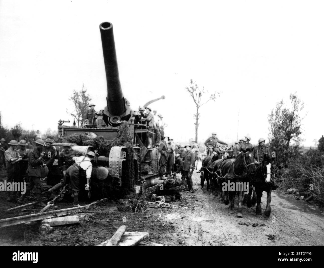 12 pollici Mark 1 Howitzer su un supporto ferroviario della batteria d'assedio del 104, R. G . A all'angolo della salvezza 3 agosto 1917 Foto Stock