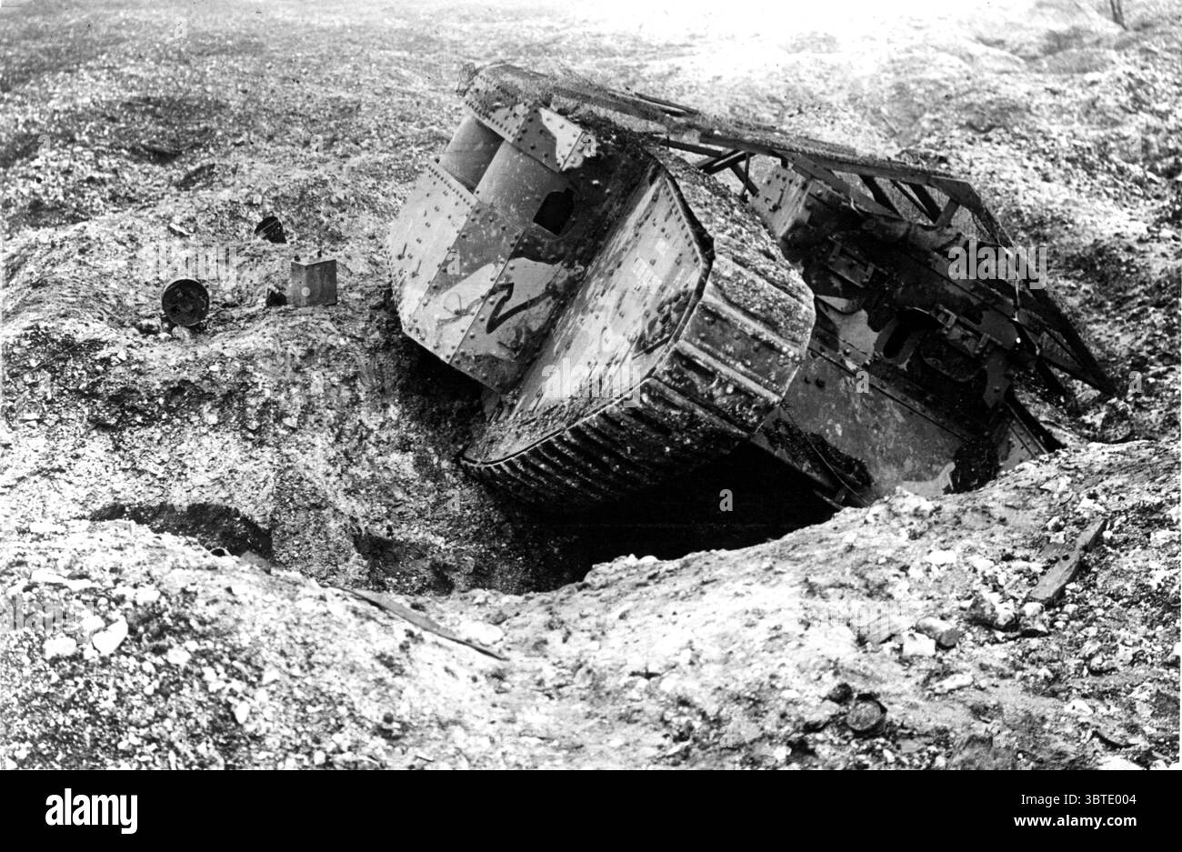 Battle of Ypres 1917 Un carro armato caduto in un buco di conchiglia Foto Stock