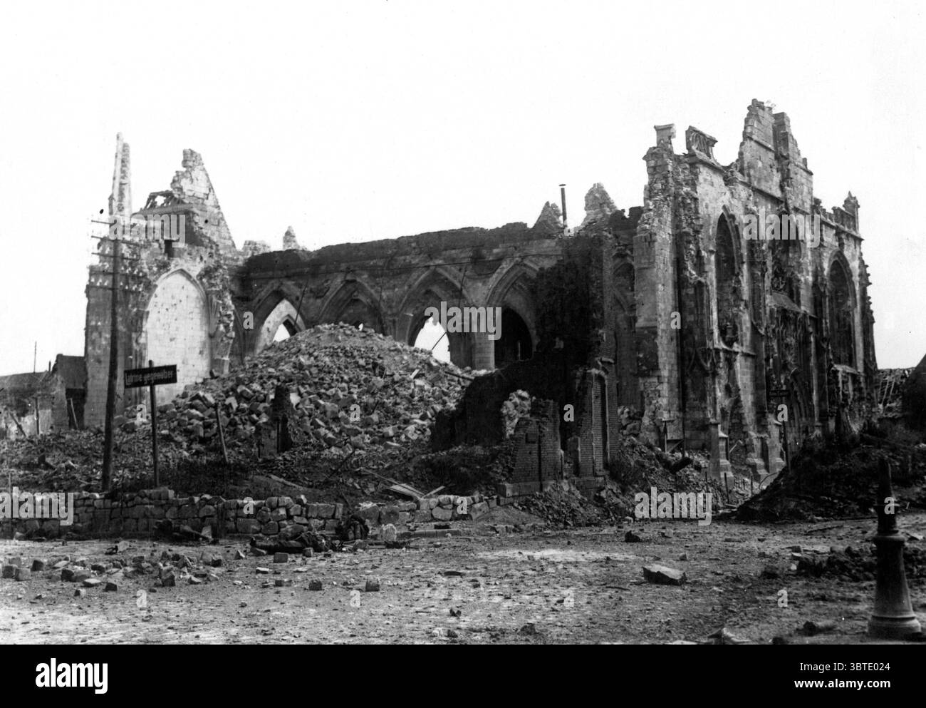 Veduta della Cattedrale di Perone la stessa mattina in cui i tedeschi furono spinti fuori da essa . 1918 Foto Stock