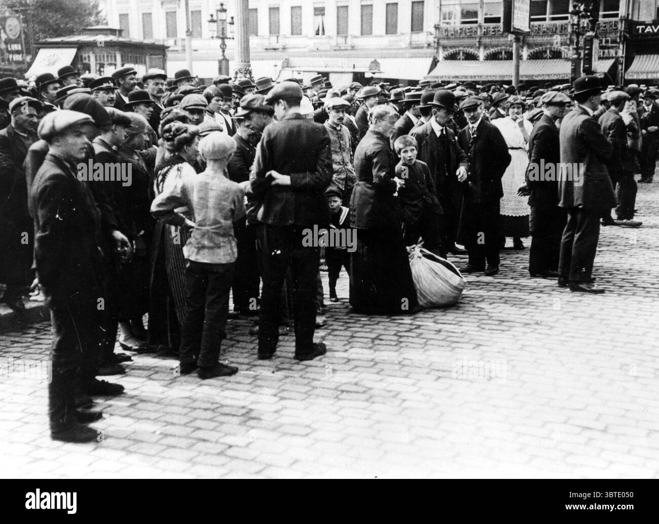 La popolazione civile di Bruxelles per assistere alla stazione Nord ha l'arrivo e la partenza delle truppe Foto Stock
