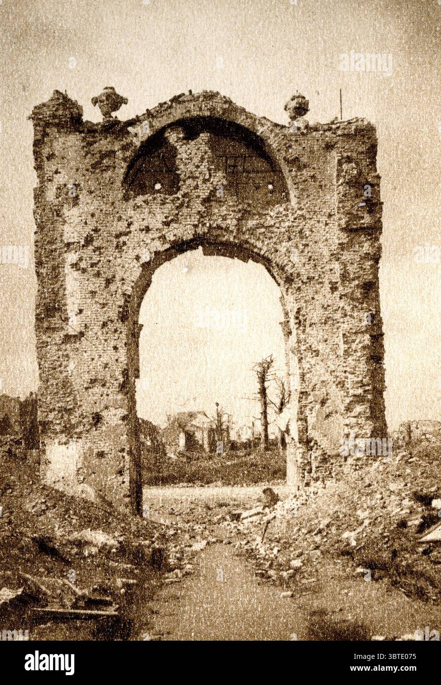 La porta del Chiostro di San Martino dopo la battaglia di Ypres Foto Stock