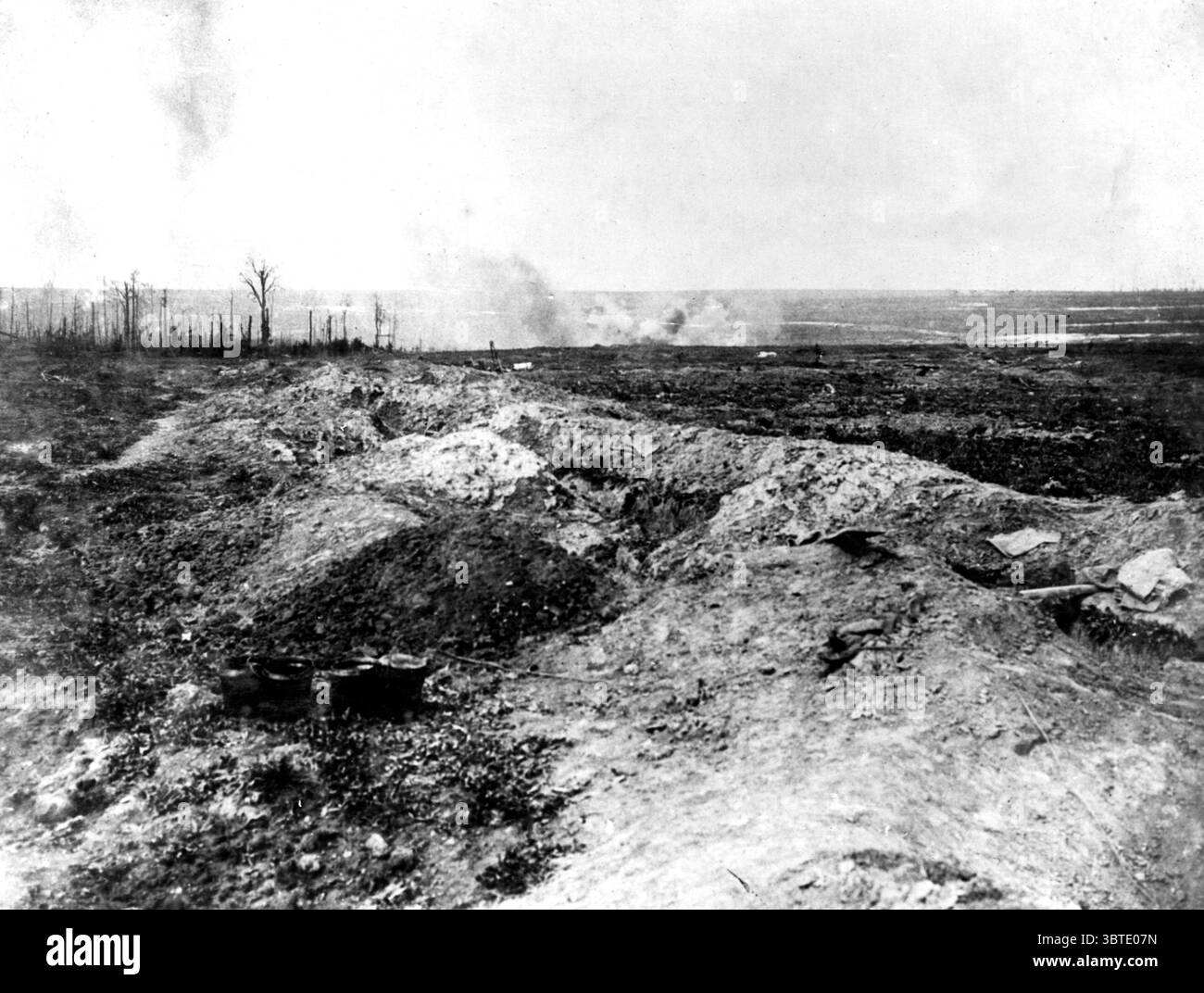 Bombardamento di una batteria britannica, nei pressi di Trones Wood . 1916 Foto Stock