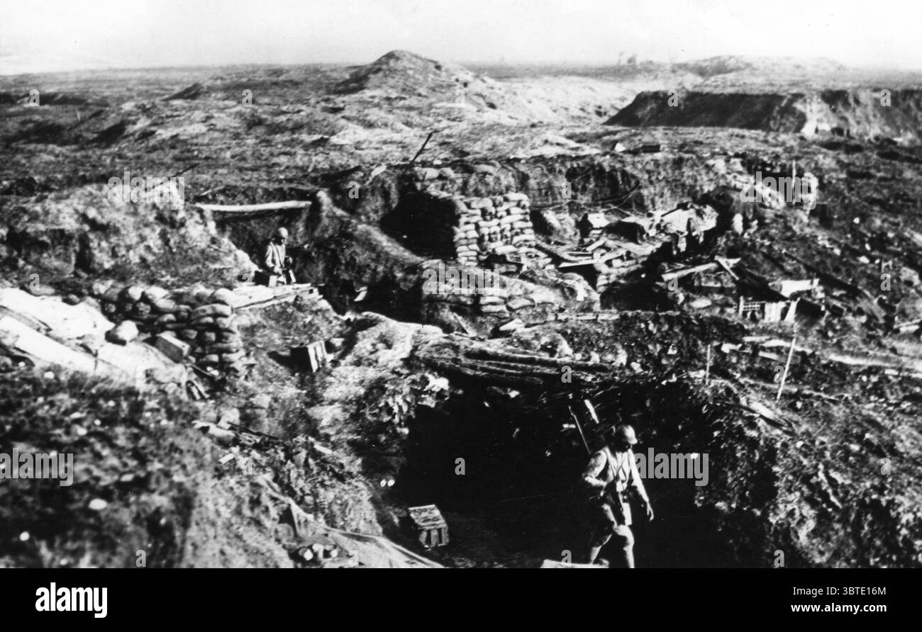 Battaglia della somme. Truppe francesi , scavate e trincee nella cava , a nord di Monacu . In lontananza c'è Tatoi Redoubt . 1916 Foto Stock