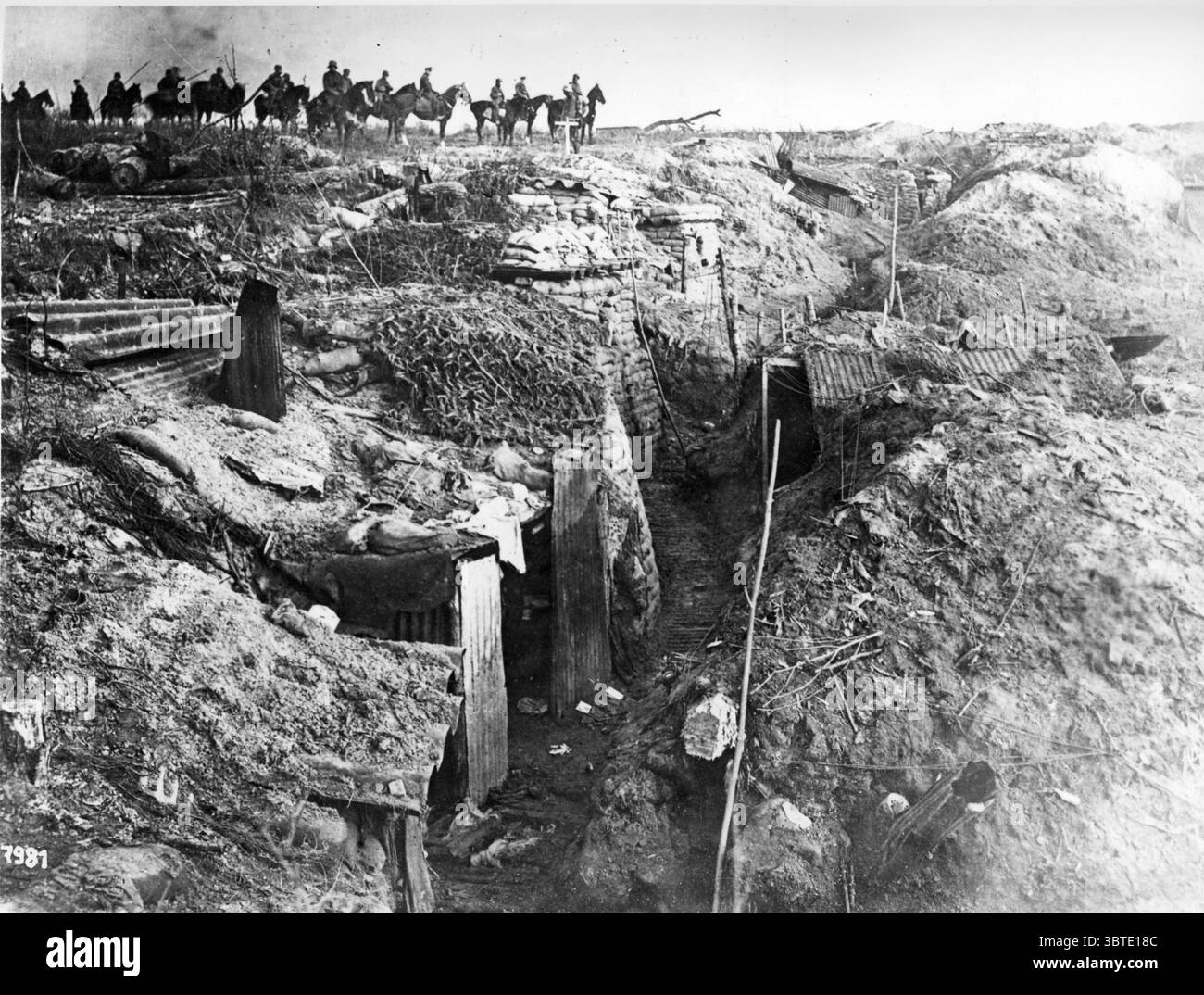 Lo staff di una Divisione di fanteria che cavalcava in avanti con scorta di cavalleria , attraverso una posizione britannica catturata . 1918 Foto Stock Lo staff di una Divisione di fanteria che cavalcava in avanti con scorta di cavalleria , attraverso una posizione britannica catturata . 1918 Foto Stock