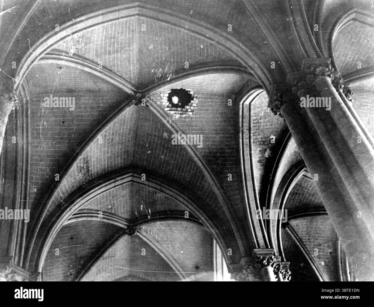 Nella Cattedrale di Amiens . Mostrando il buco nel tetto attraverso il primo guscio che colpisce la Cattedrale entrata . Foto Stock