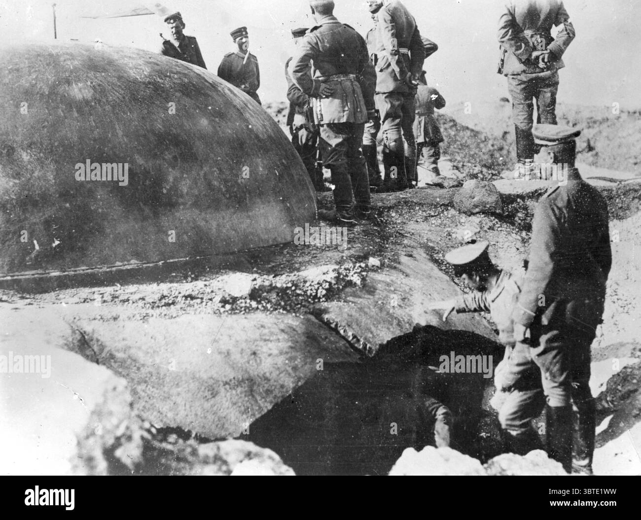 Le truppe tedesche ispezionano una posizione di artiglieria Foto Stock