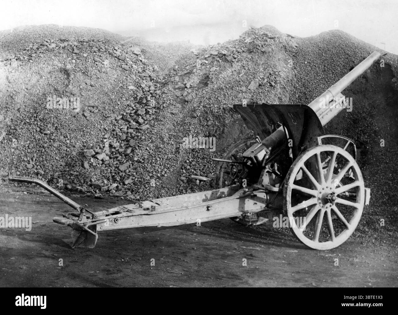 Nuovo cannone tedesco (1916 ) da 7,7 cm su carrello per obici Foto Stock