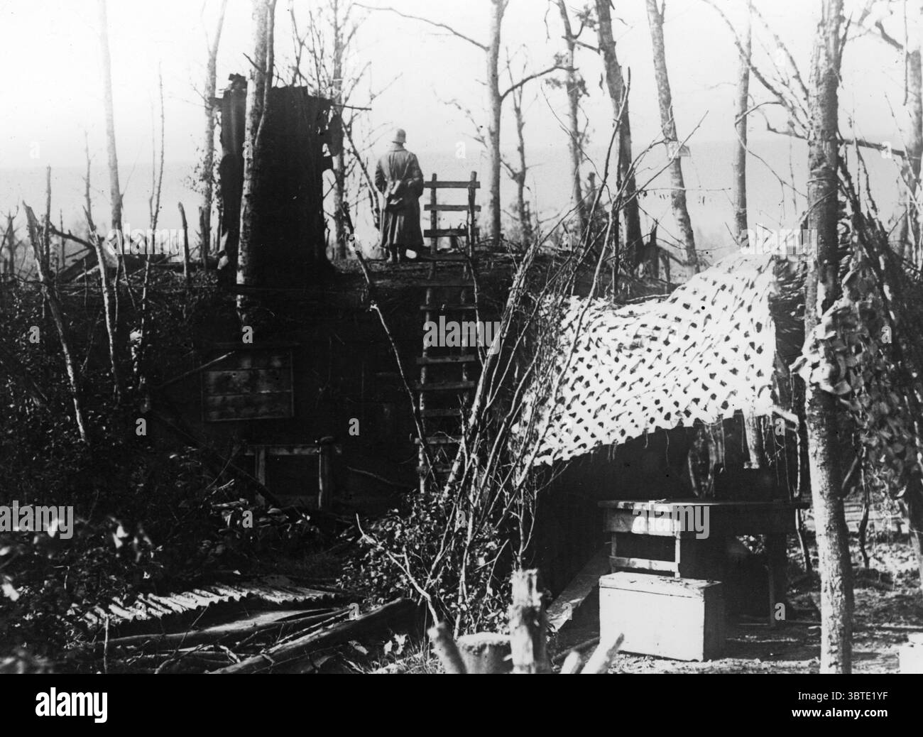 Osservatore in una posizione mimetizzata della batteria ottobre 1918 Foto Stock