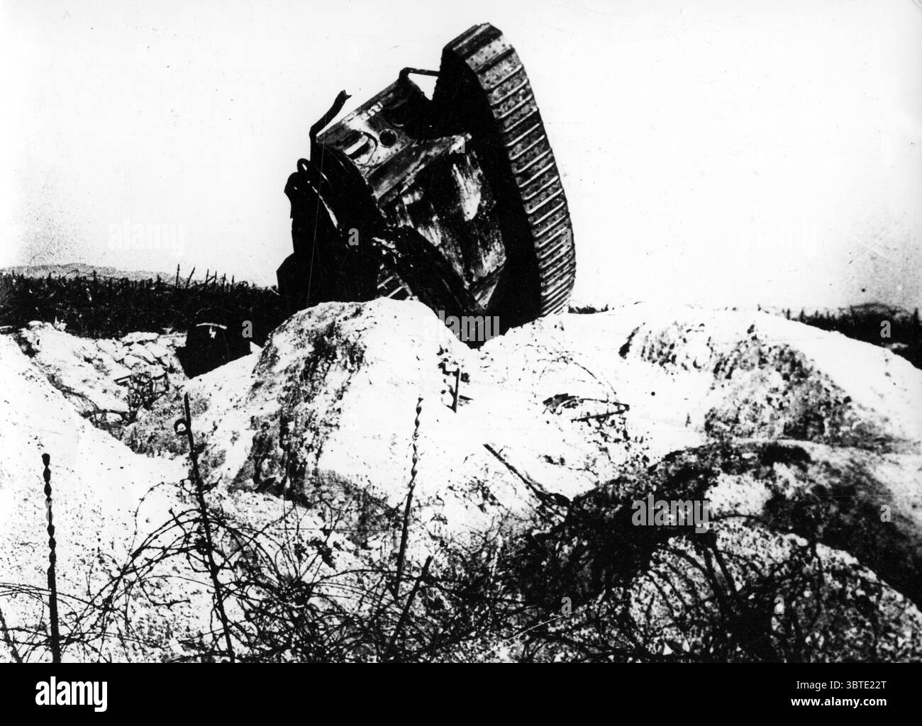 Un carro armato Tadpole disabile, campo in un cratere di conchiglia Foto Stock