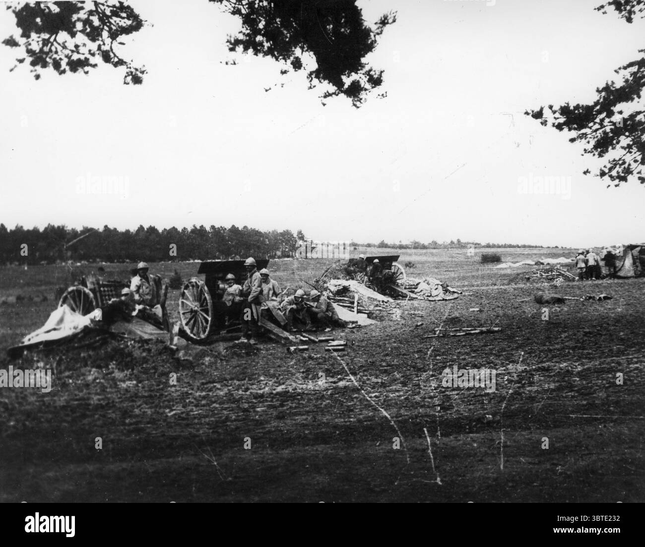 Batteria di cannoni da 75 mm in posizione al di sotto del campo di Elberfeld , a nord est di Souain , Marne , che sparava sulla collina 193 occupata dai tedeschi . 1915 Foto Stock