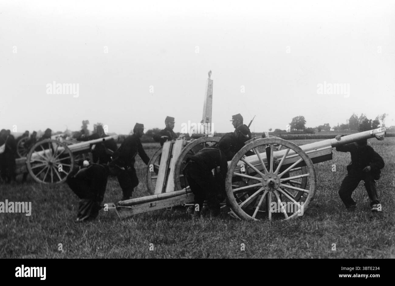 Un cannone francese da 75 mm e' un uomo in posizione Foto Stock