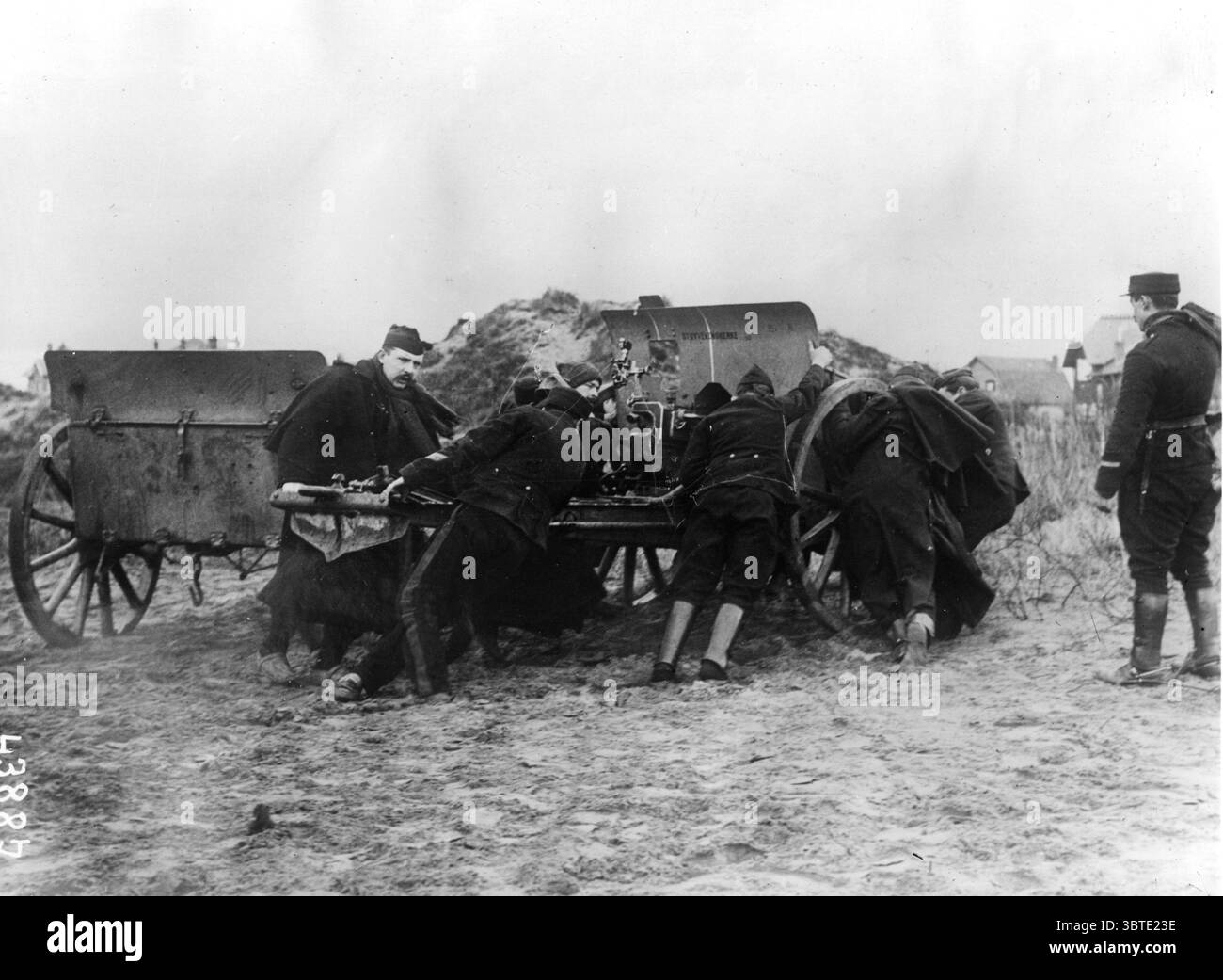 Francesi che trasportano artiglieria pesante . Foto Stock