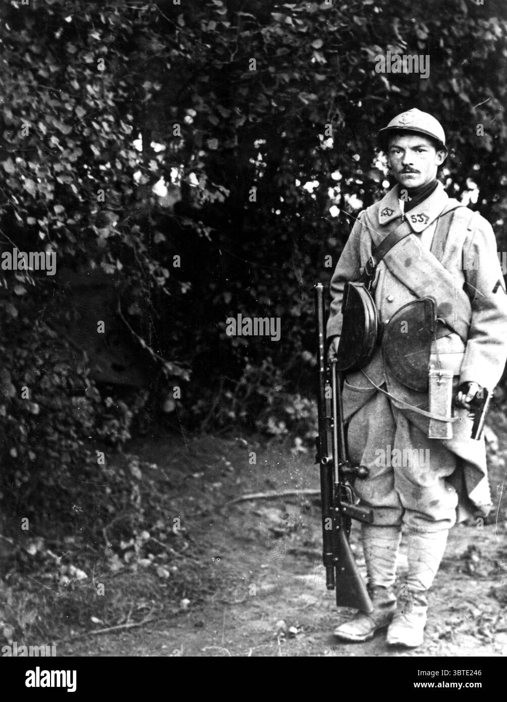 Mitragliere francese con il suo equipaggiamento. Somme area 10 agosto Foto Stock Mitragliere francese con il suo equipaggiamento. Somme area 10 agosto Foto Stock