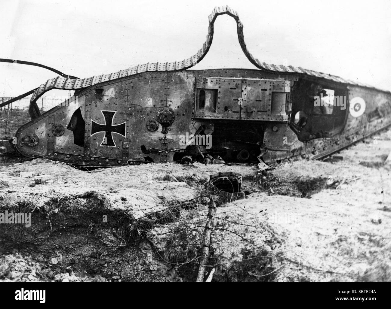 Mark IV britannico, carro armato femminile catturato e utilizzato dai tedeschi, fatto saltare in aria da una miniera e disertato dall'artiglieria francese. A nord di Perthes ( Marna ) 2 ottobre 1918 Foto Stock