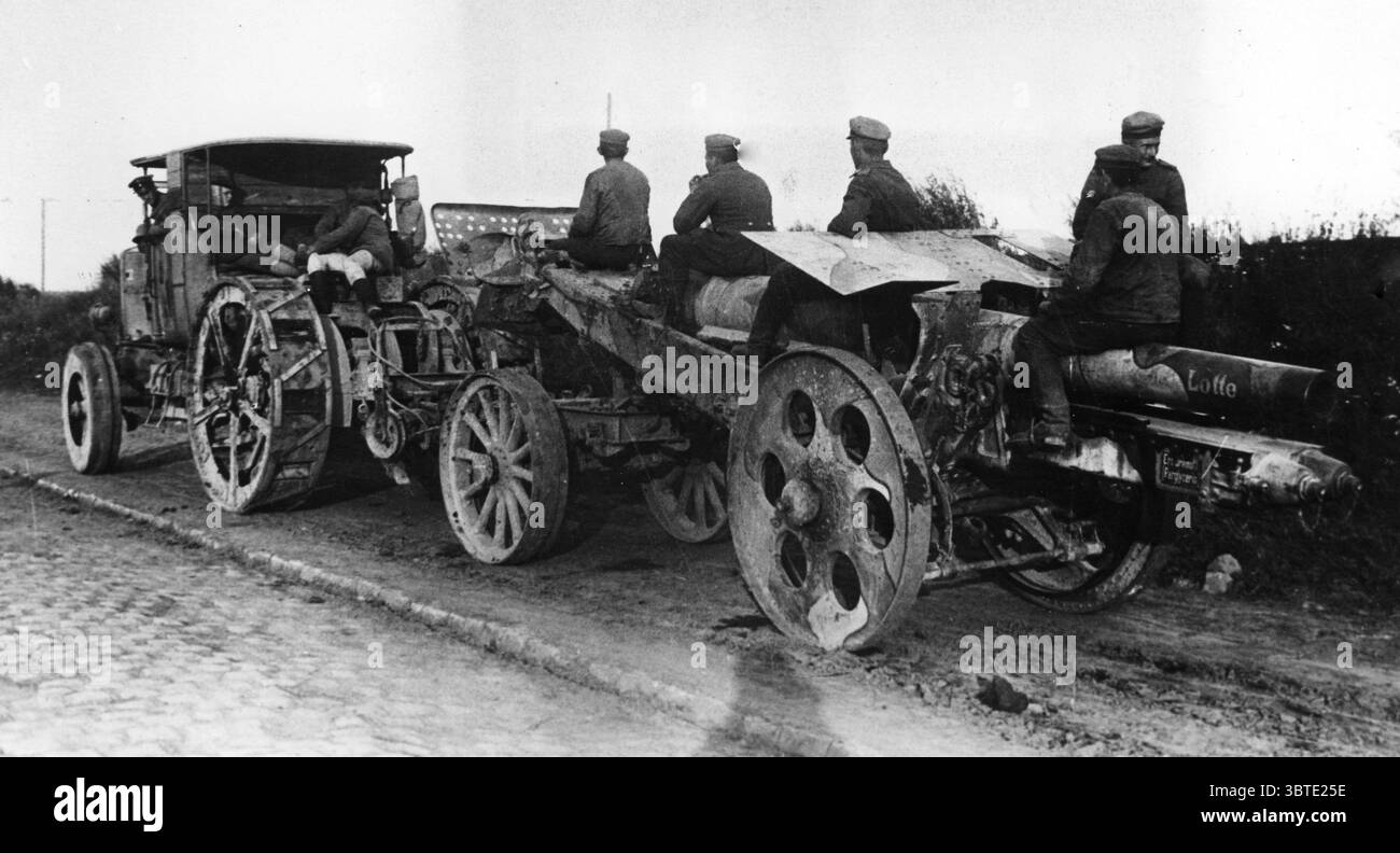 Verso il nemico. Trasporto di artiglieria pesante . Foto Stock