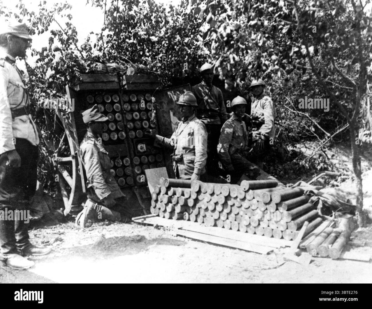 cannone da 75 mm in azione . Cosmesty . 1917 Foto Stock