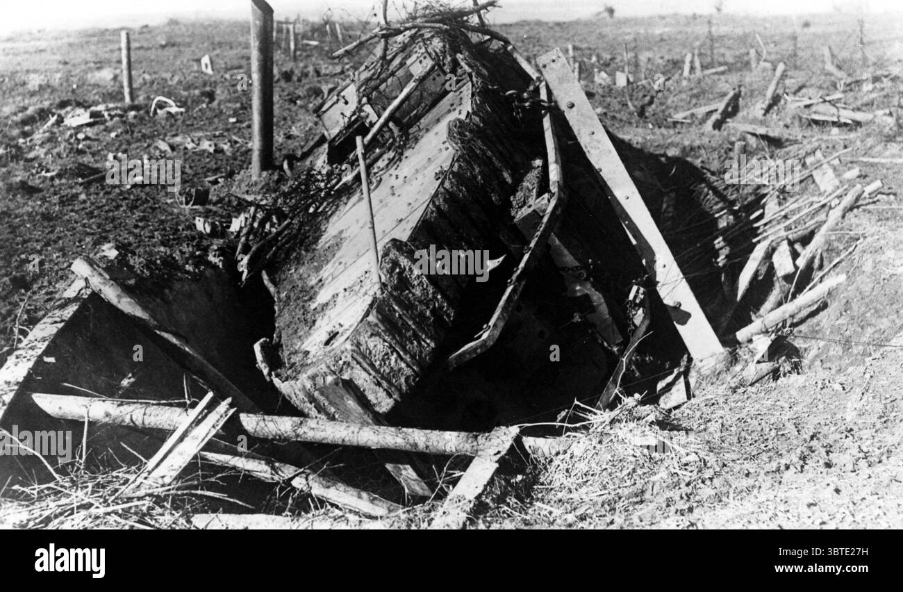 British Tank ha messo fuori uso in una trappola cisterna preparata . Bourlon febbraio 1918 Foto Stock